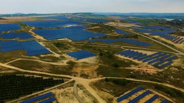 Există numeroase avantaje pentru a investi într-un parc fotovoltaic