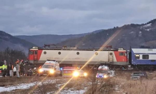 Maşină lovită de tren în Dofteana, Bacău