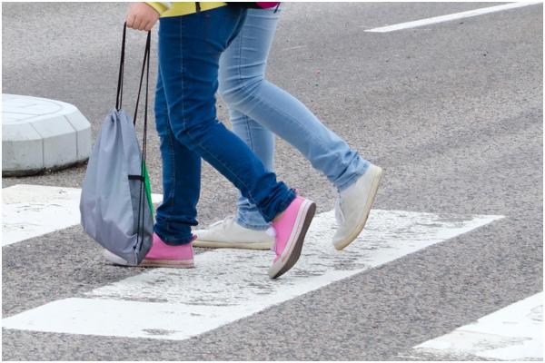 Două fete au fost spulberate de maşină pe o trecere de pietoni din Cluj-Napoca. La volan se afla un bărbat de 57 de ani