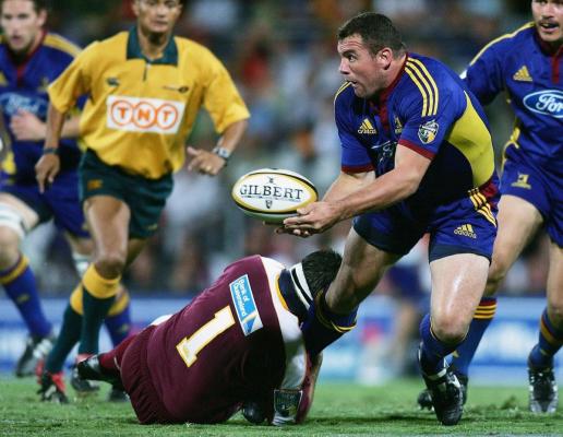 Rugbistul neo-zeelandez Paul Miller evoluând pentru Highlanders împotriva Queensland Reds