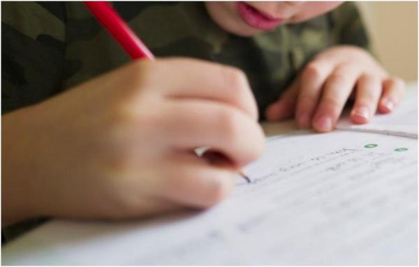 Români din Italia, trimiși în fața instanței după ce nu și-ar lăsat copilul la șocală timp de 57 de zile la rând. Care a fost motivul