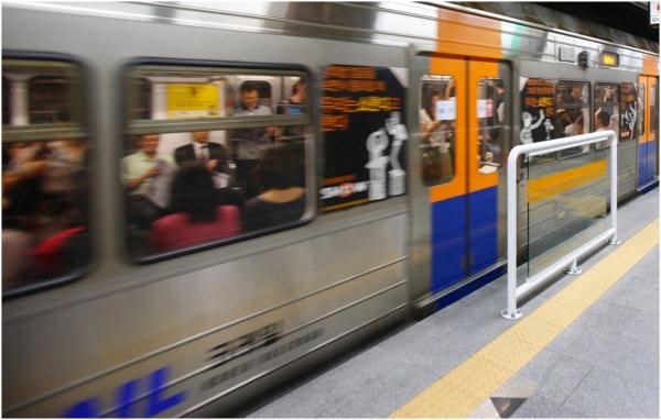 Român din Spania, arestat după ce ar fi făcut scandal la metrou și ar fi încercat să arunce un polițist pe șine