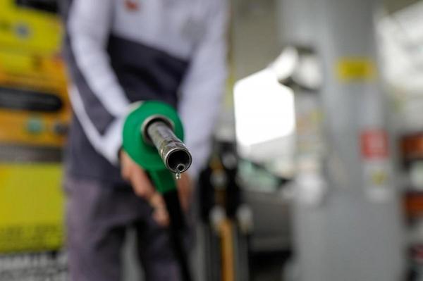 Preţul la benzină standard este în scădere, faţă de sfârşitul săptămânii trecute