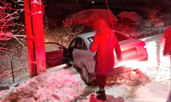 Cursă nebună pe urmele unui contrabandist de ţigări, în Botoșani. Urmărit cu focuri de armă, a intrat cu maşina într-un cap de pod, apoi a vrut să fugă