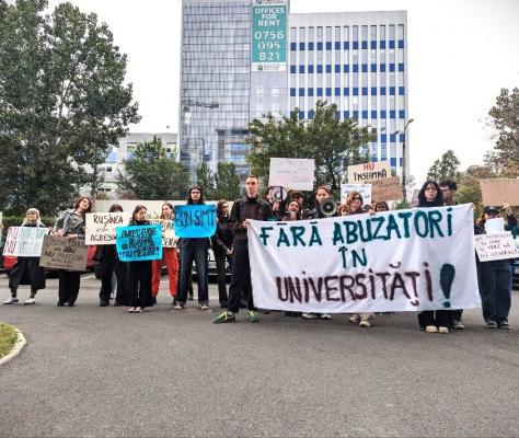 Protest la deschiderea anului universitar la SNSPA. Studenţii au adus pancarte în amfiteatru. "Fără abuzatori în universități!"