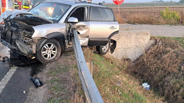 Accident teribil în Teleorman. Un bărbat a murit şi alte două persoane au fost rănite, după un impact puternic între două maşini, lângă Roşiori