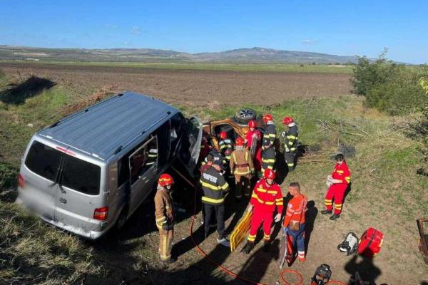 Accident grav pe DN1 B în Prahova. Două maşini s-au ciocnit şi au căzut într-un canal de irigaţii. Două persoane încarcerate