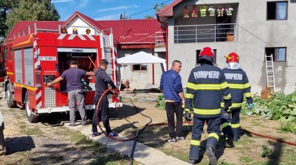 Un bărbat a dat foc la casă după o ceartă cu soţia, apoi a ameninţat că aruncă totul în aer. Pompierii l-au scos afară în cătuşe