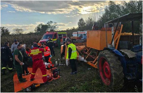 Un bărbat care lucra pe câmp și-a prins picioarele într-un utilaj de cules porumbul, în Timiș. A fost dus la spital cu elicopterul SMURD