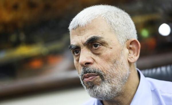 Ultimele imagini cu Yahya Sinwar în viaţă. Fără o mână şi plin de praf, liderul Hamas a încercat să lovească drona cu o bucată de lemn