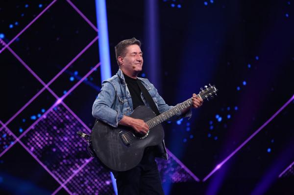 iUmor mâine seară, de la 20.00, la Antena 1: Radu Pietreanu, invitatul special al serii. Cheloo: "Radu a venit cu voie bună, cântec și muzică și a oferit un cutremur artistic!"