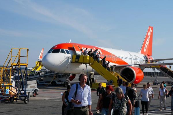 Lovitură pentru europenii care călătoresc des cu avionul. Ar putea achita o taxă de 100 de euro pentru fiecare zbor