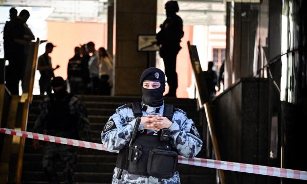 Un bărbat înarmat cu un cuţit a intrat într-un supermarket din Sankt Petersburg şi a înjunghiat patru oameni. Poliţia a reţinut un suspect