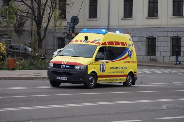 Şofer de ambulanţă, prins beat criţă la volan după ce s-a izbit de un microbuz de marfă, în Arad. Ce alcoolemie avea