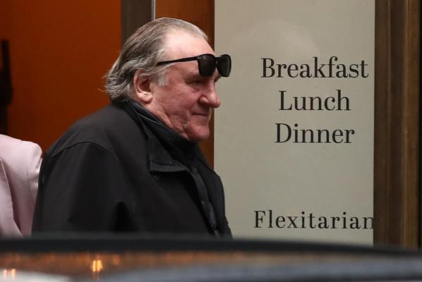 A început procesul lui Gerard Depardieu, acuzat de agresiune sexuală. Actorul francez a cerut o amânare din motive de sănătate