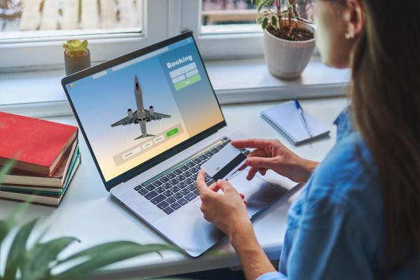 Turiştii români au cheltuit 1,2 mld.de euro pe bilete de avion în vara acestui an. Motivul creșterii numărului de pasageri