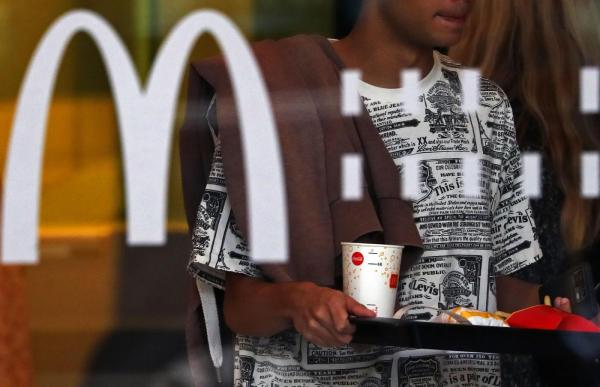 McDonald's, dat în judecată după ce o persoană a murit, iar alte 75 s-au îmbolnăvit de E-coli. Daune de 5 milioane de dolari pentru fiecare victimă