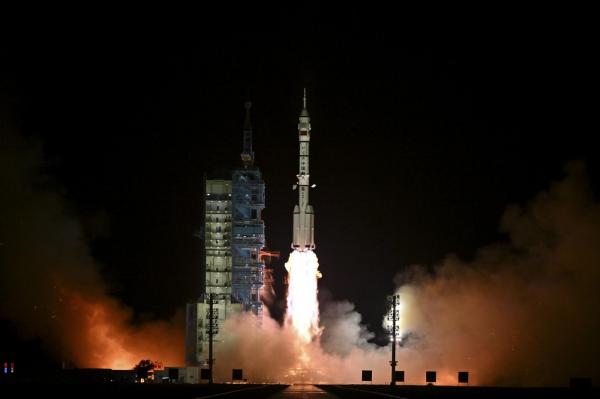 China a lansat în spaţiu o navă cu trei astronauţi la bord. Echipajul va rămâne pe orbita Pământului jumătate de an