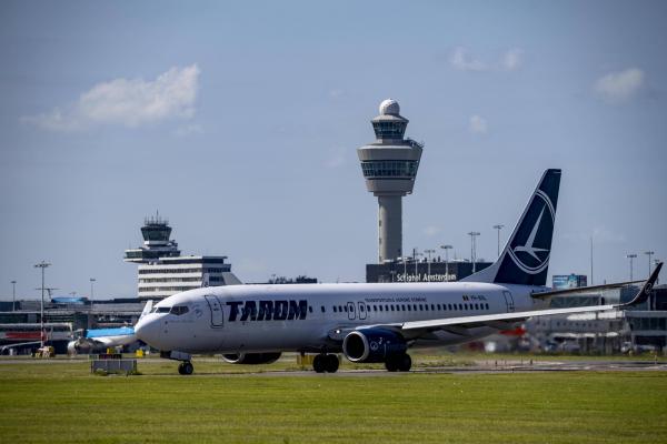 avion TAROM pe aeroportul din Amsterdam