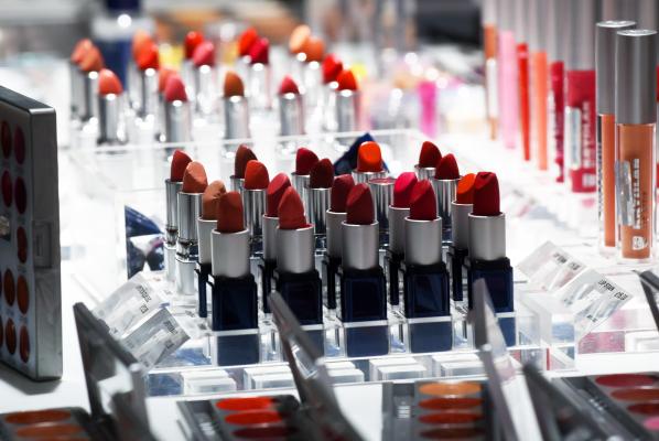 Alertă în magazinele din România. Substanțe care pot provoca cancer, găsite în sute de produse cosmetice