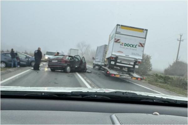 Accident grav între două maşini pe centura Aradului. Trei persoane au fost rănite şi transportate la spital