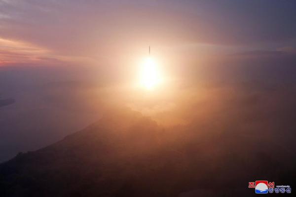 Coreea de Nord a testat una dintre cele mai puternice rachete balistice. Demonstraţie de forţă după trimiterea a mii de soldaţi în Rusia