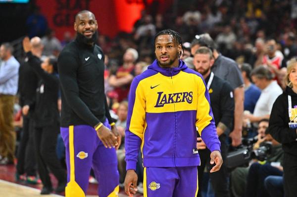 Bronny James joacă la Los Angeles Lakers, alături de legendarul său tată, LeBron James