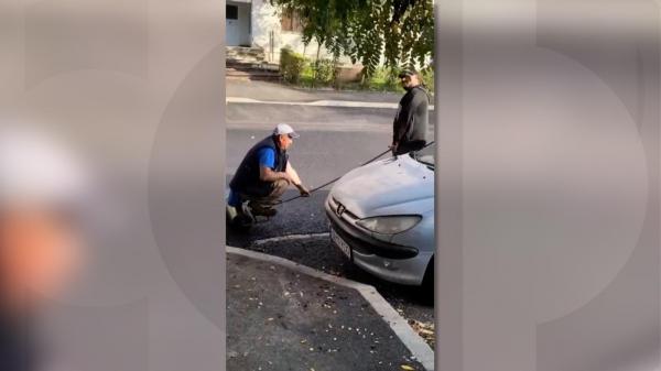 Soluţii româneşti pentru toate problemele. Doi muncitori din Galaţi au găsit o modalitate inedită de a tasa bitumul fără compactor