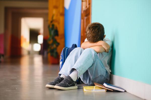 Elev din Prahova, tras de păr de învăţătoare în timpul unui test la matematică