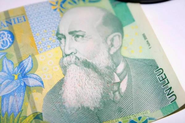 Leul românesc pierde teren important în raport cu dolarul american şi cu lira sterlină