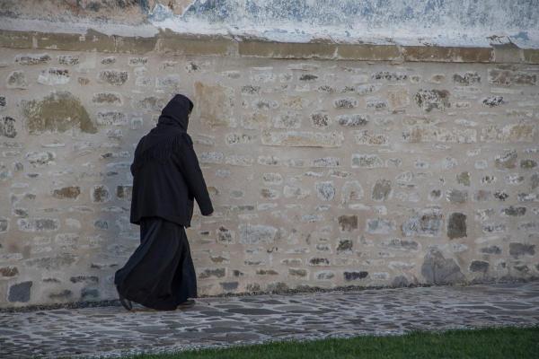 Bărbat de 31 de ani deghizat în măicuţă, reţinut de poliţişti. Cerea bani pentru o presupusă operaţie