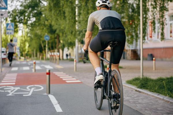 bărbat pe bicicletă