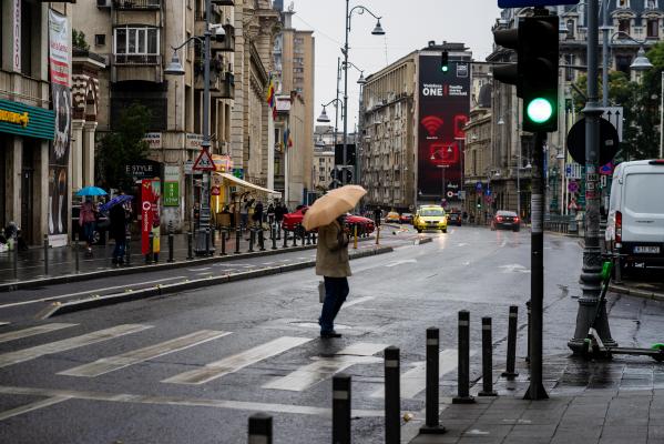 Vreme rece în Capitală. Sunt aşteptate ploi şi lapoviţă până miercuri dimineaţa