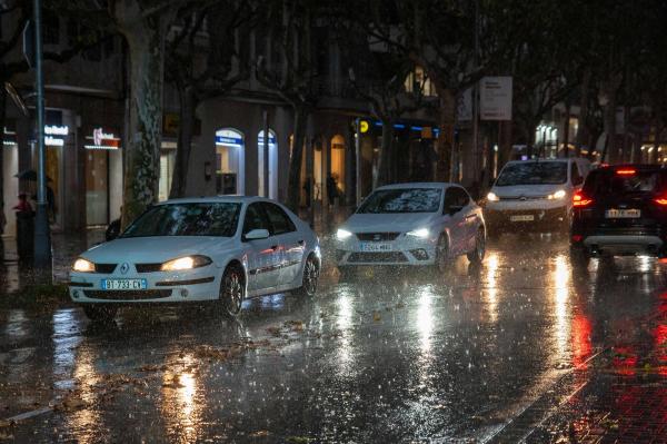 Cod portocaliu de ploi torenţiale şi furtuni în Valencia şi Alicante. MAE a emis atenţionare de călătorie pentru români