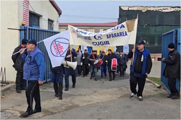 Angajaţii Fabricii de Arme din Cugir, protest din cauza lipsei comenzilor şi a salariilor mici. Cât sunt plătiţi muncitorii