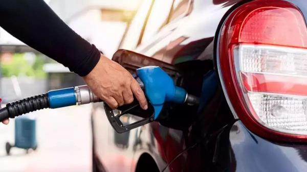 Preţurile la benzină şi la motorină sunt în scădere, faţă de cele afişate în ziua precedentă