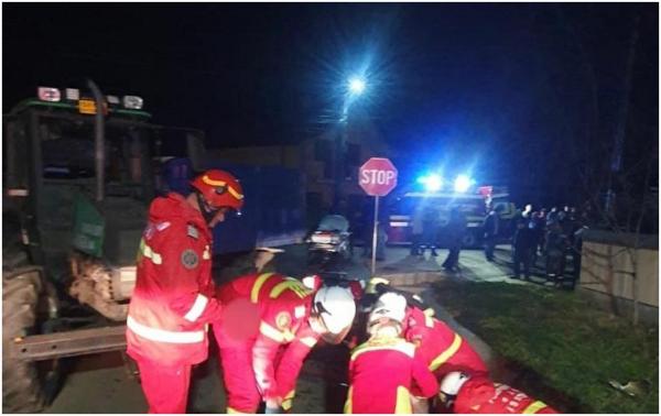 Impact fatal pe o o șosea din Suceava. Un copil de 13 ani a murit, altul de 15 ani a fost rănit. Mopedul pe care se aflau s-a izbit de un tractor