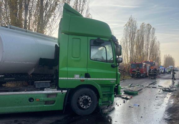 Două cisterne cu combustibil și o mașină, implicate într-un accident, în Prahova