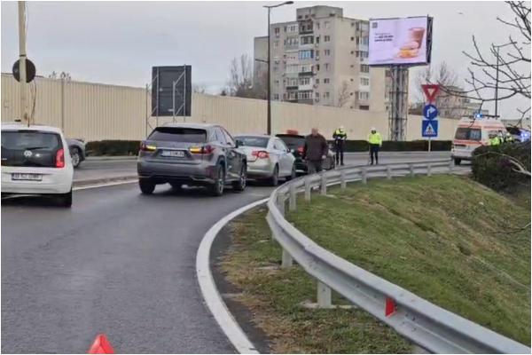 Carambol pe o şosea din Constanţa. Trei răniţi, între care o tânără aflată în timpul orelor de conducere şi instructorul ei auto