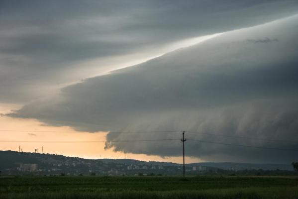 Jumătate de ţară, sub cod galben de vreme severă până sâmbătă seara. Rafalele de vânt depăşesc 50 km/oră