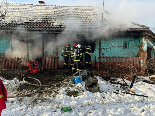 Bărbat din Bihor, găsit carbonizat după ce casa i-a fost mistuită de flăcări. De la ce ar pornit incendiul