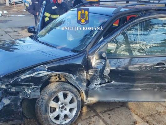 Şofer din Olt, oprit de poliţişti cu focuri de armă după ce furase o maşină. În cursa sa nebună a lovit 5 vehicule şi două autospeciale de poliţie