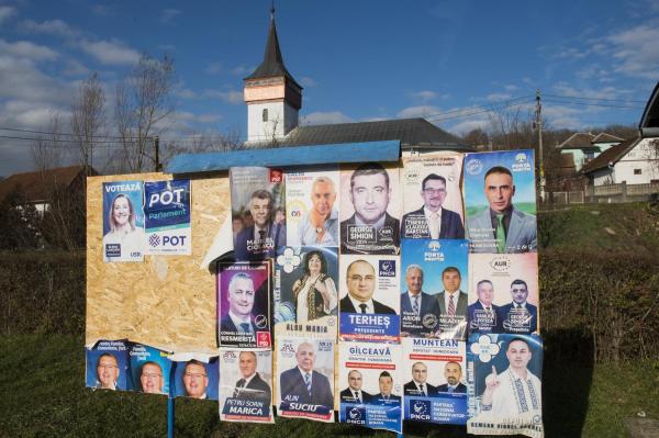 AEP, sesizare la Poliţie şi Parchet în cazul lui Călin Georgescu şi al altor candidaţi din cauza afişelor electorale