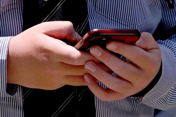 Rata sinuciderilor la vârste sub 15 ani, de două ori mai mare în România față de media UE. Influenţa social media, printre motive