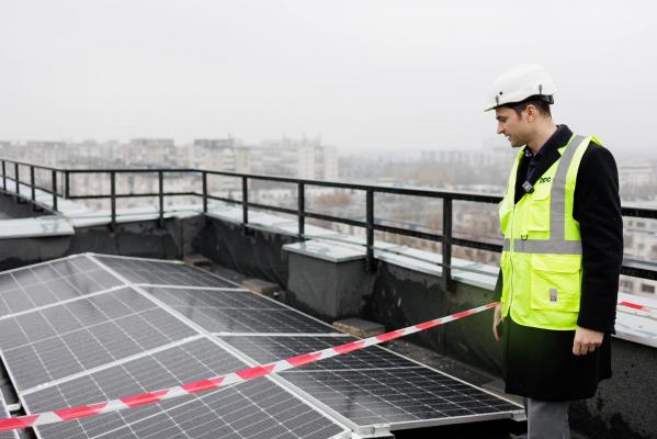 Panouri fotovoltaice pe bloc. Proiectul pilot din Capitală ar urma să reducă facturile locatarilor