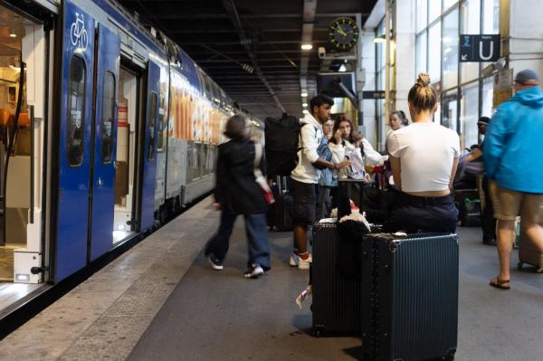 Bătaie cu toporul într-un tren de suburbie la Paris: Patru persoane au fost rănite