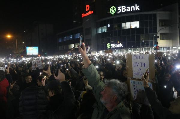 Proteste violente în Serbia după tragedia care a ucis 14 persoane. Manifestanţii au vandalizat primăria din Novi Sad