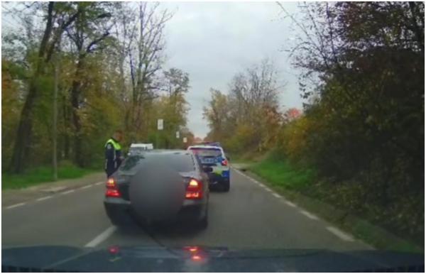 Amendă de 4.000 de lei pentru un şofer care s-a ţinut după o maşină de poliţie, în Suceava: "Le făcea coadă"