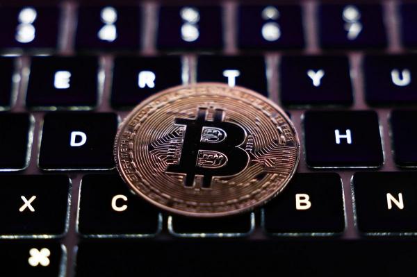 Românii sunt tot mai interesaţi să investească în bitcoin