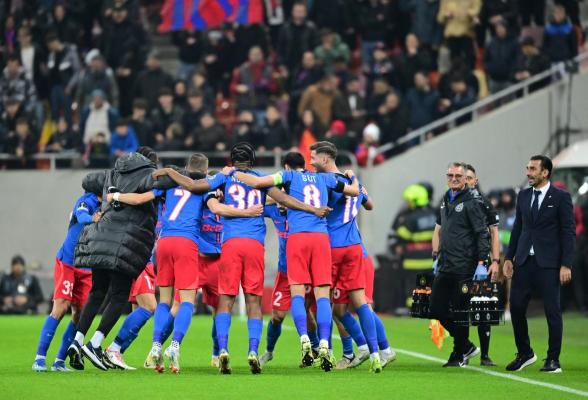 Jucătorii FCSB sărbătorind primul gol din meciul cu Midtjylland